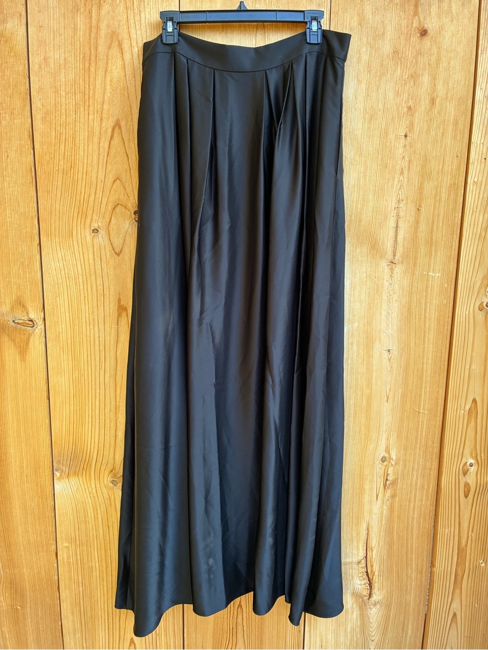 NWOT ST. JOHN Liquid Satin Shirt in Black
Size 12 - Picture 8 of 13